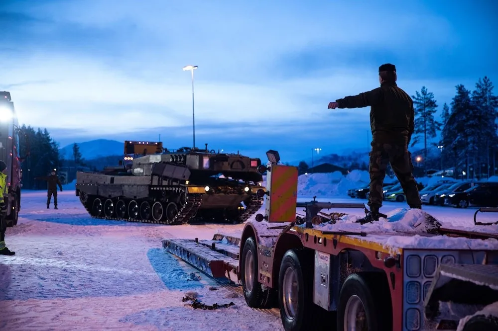 【有片】豹二A4戰車來了！　挪威軍方證實新一波軍援已運抵烏國境內