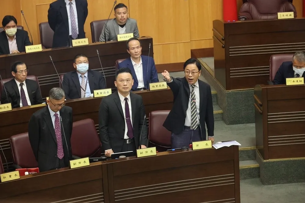 【桃市議會火爆片】張善政首次備詢遭批「尸位素餐愧對人民」　引法務局長拍桌回嗆綠議員