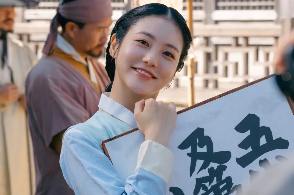 《黑暗榮耀》惡女辛睿恩新戲化身客棧老闆娘　情牽3位花美男直呼「想被愛了」