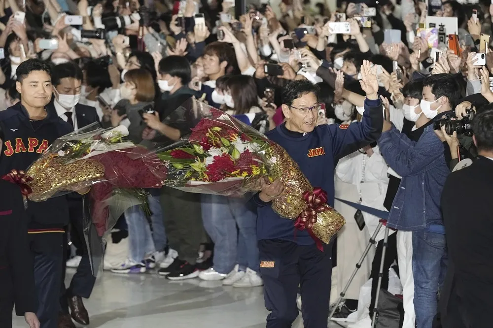 【有片】日本WBC代表隊凱旋歸國　熱情球迷擠爆成田機場迎接