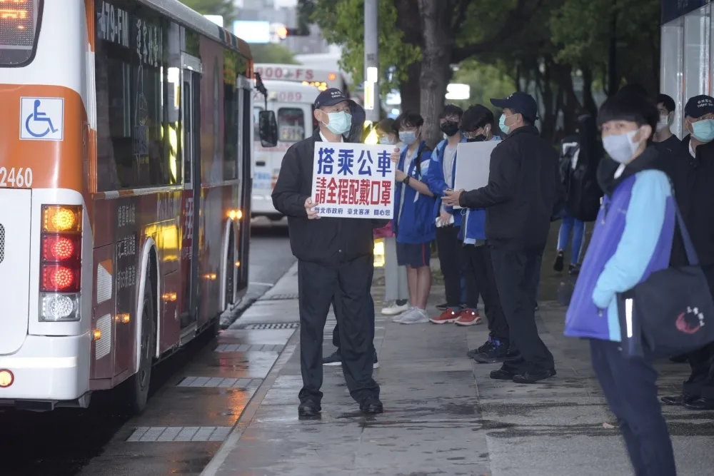 搭大眾運輸4月脫口罩有望　羅一鈞：最快清明連假後宣布