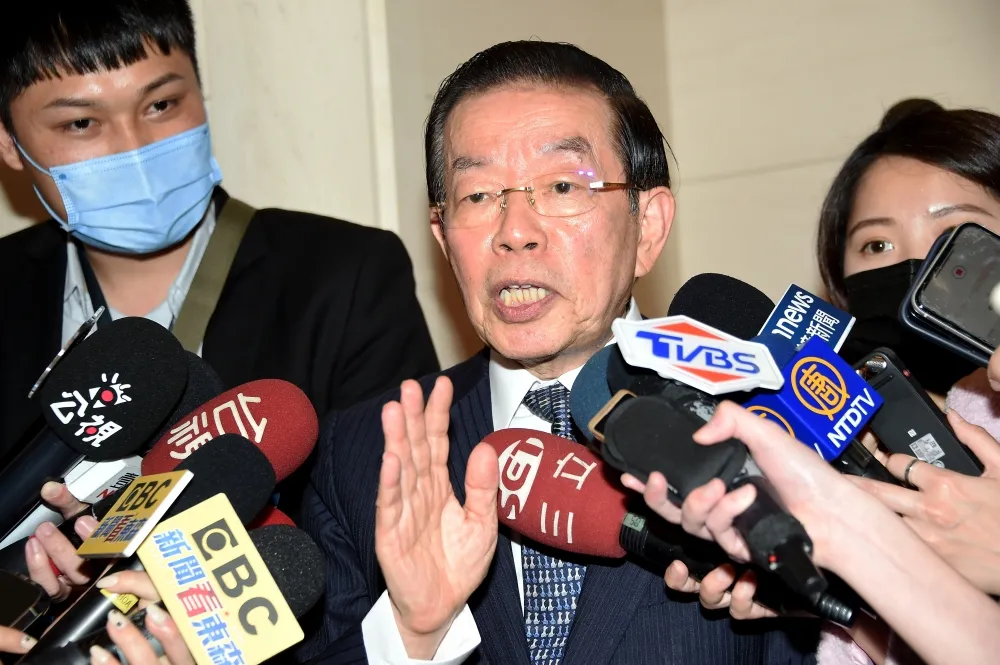 被薦任大法官　謝長廷秀學位證書：不能說沒資格