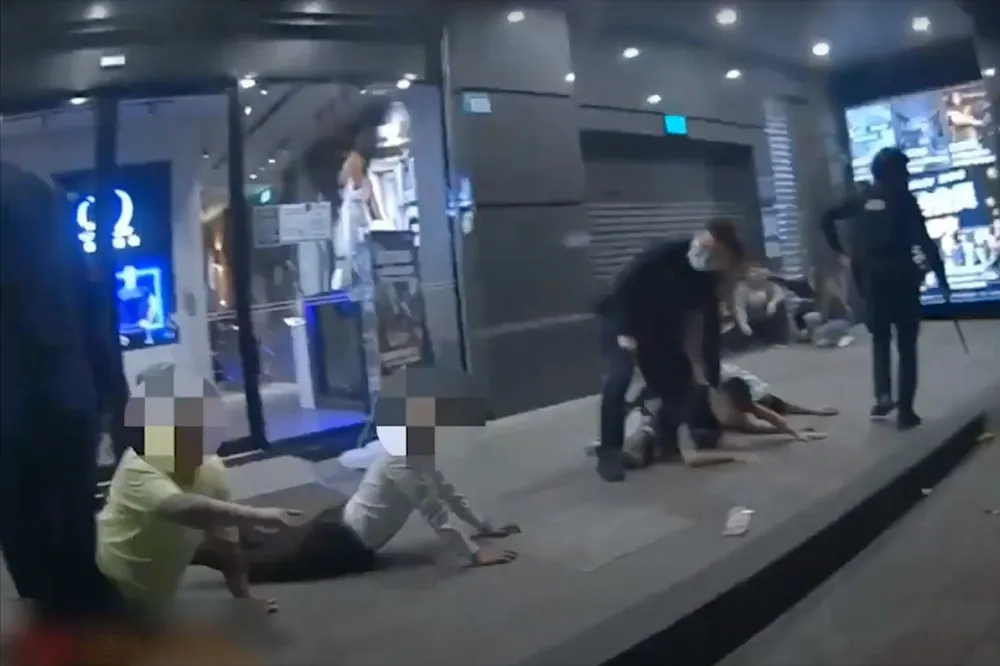 【制伏片】蘆洲KTV深夜13人鬥毆！警開2槍全趴下　揍人原因超荒謬