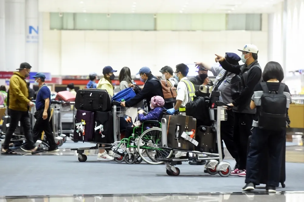 【本土+105】新制後首見境外移入重症　70多歲男打過5劑疫苗、呼吸喘病發插管救治