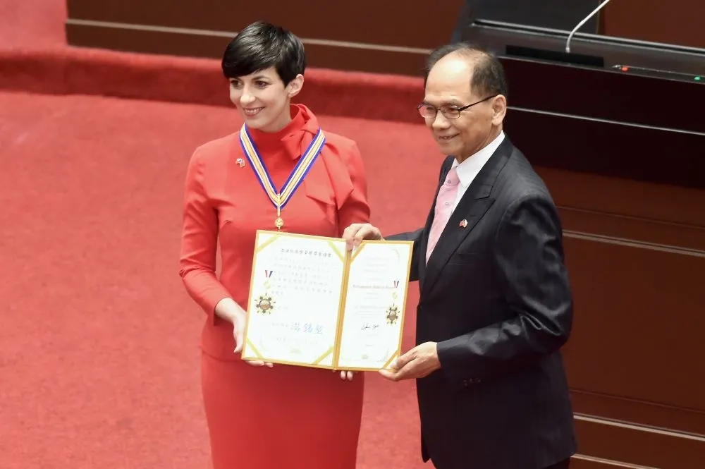 捷克眾議長艾達莫娃獲頒國會一等榮譽獎章　立院演說：與台灣同在