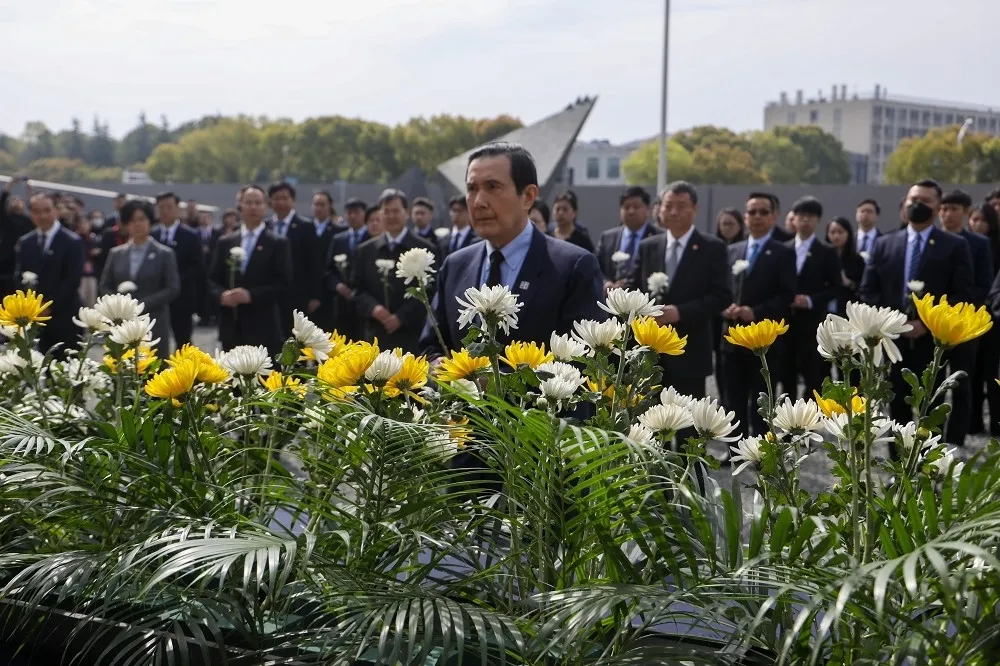 國民黨隱憂──前總統踏上中國受到關注比狒狒小
