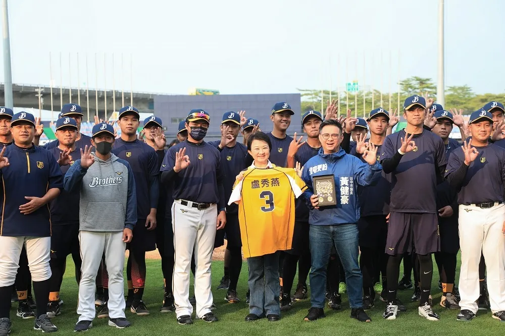 媲美MLB！全台最「棒」洲際球場「幸福」迎接新賽季　盧秀燕：祝中信兄弟三連霸