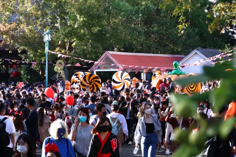 【連假塞爆】六福村不畏抵制人潮回流　樂園、動物園遊客哀號「排隊等到瘋掉」