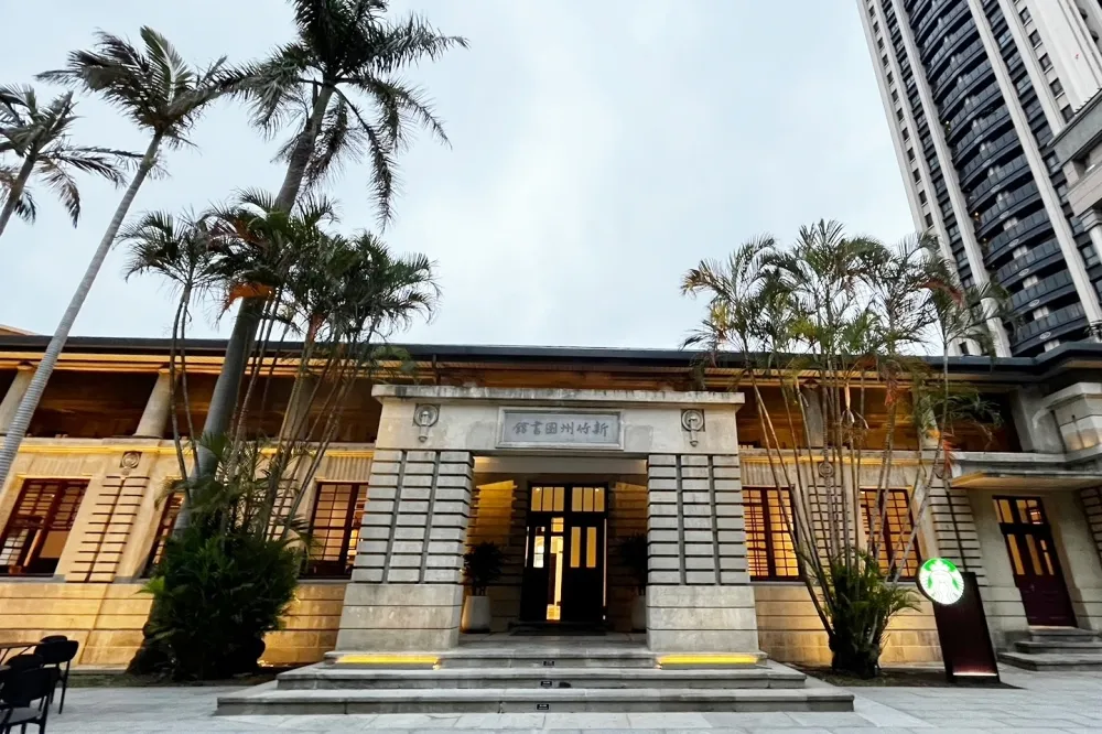 新竹景點推薦！星巴克首間進駐古蹟圖書館門市盛大開幕