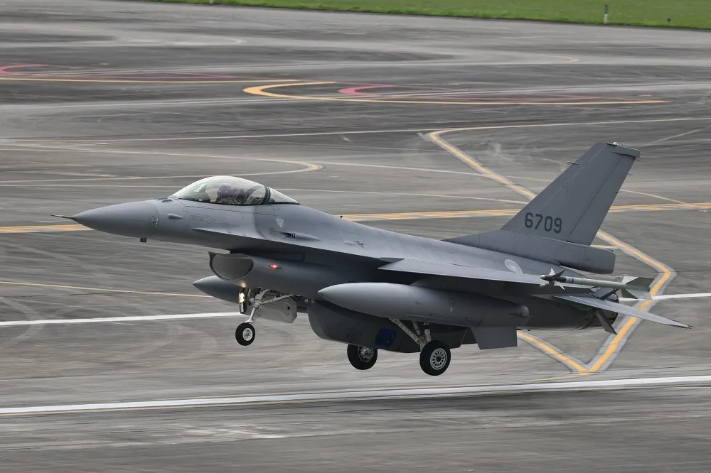 花蓮空軍基地F-16AM戰機　完成現役偵照莢艙整合測試