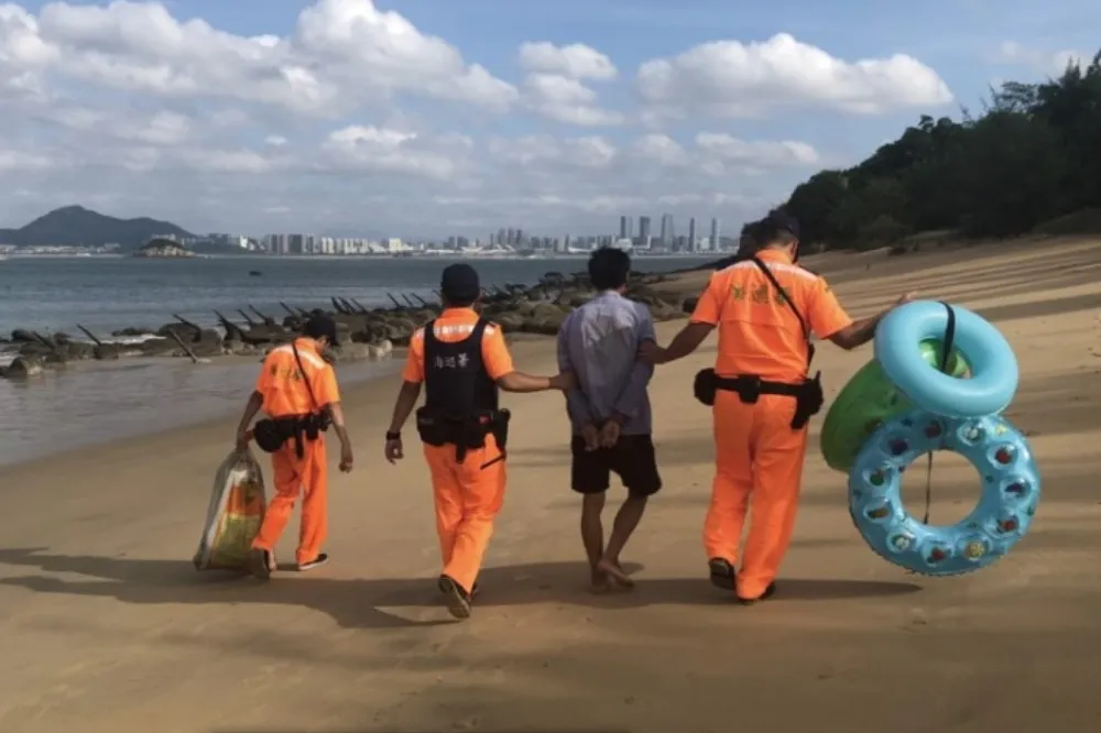 防浮屍再現！恆春海巡緝獲漁船涉載12名越南偷渡客　追查幕後集團