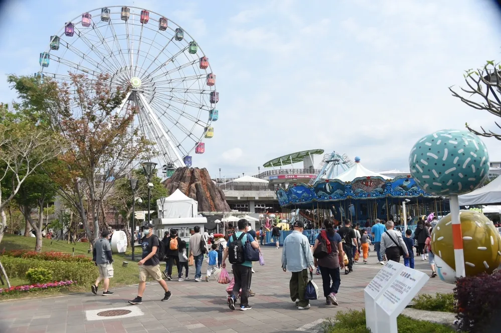 再玩1天！兒童節遊樂場大排長龍　北高動物園、森林遊樂區明免費入園