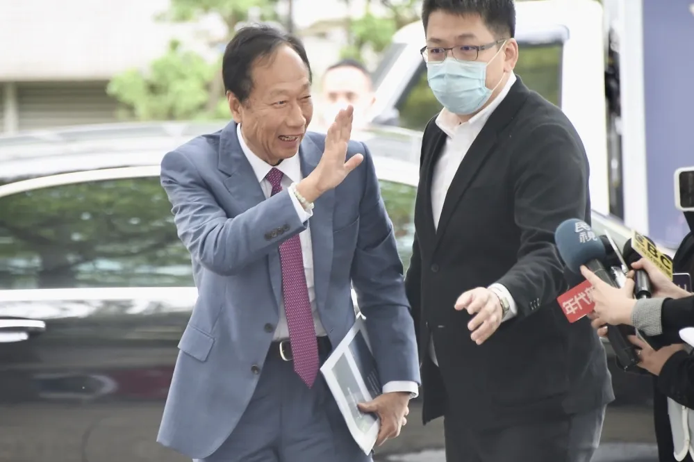 搭檔朱立倫參選2024總統大選？　郭台銘揮手直回「不可能」