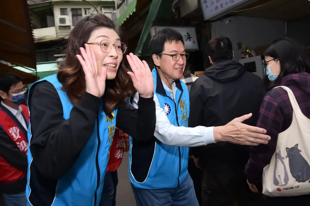 【芯費秀戰友】費鴻泰揪鄭麗文掃街　懶理徐巧芯曬柯文哲合照