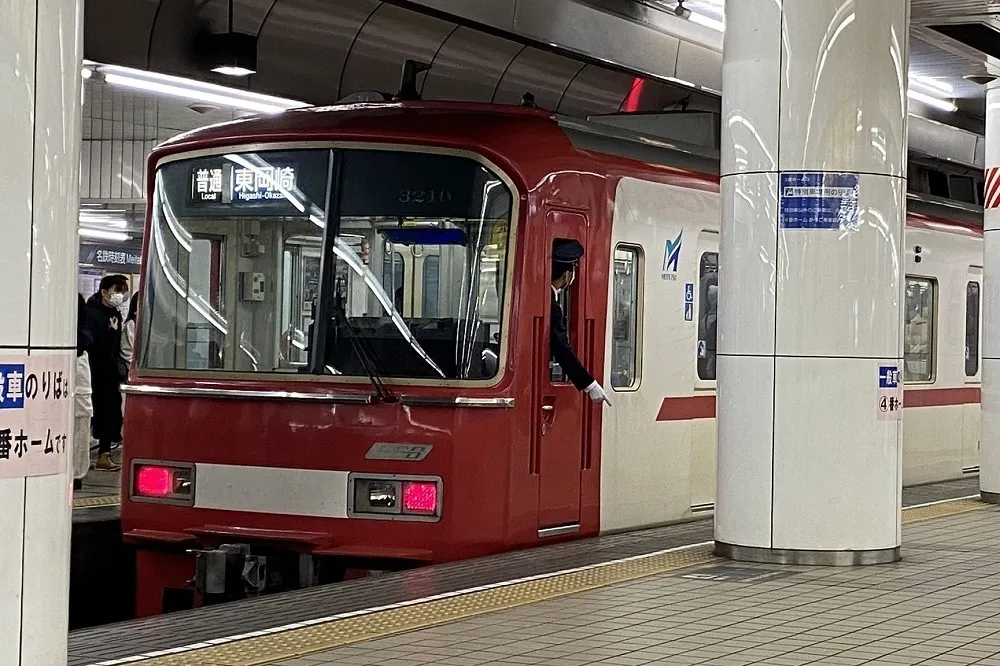 日本車站月台深夜驚傳男女命案　男跳軌、女刀插左胸不治