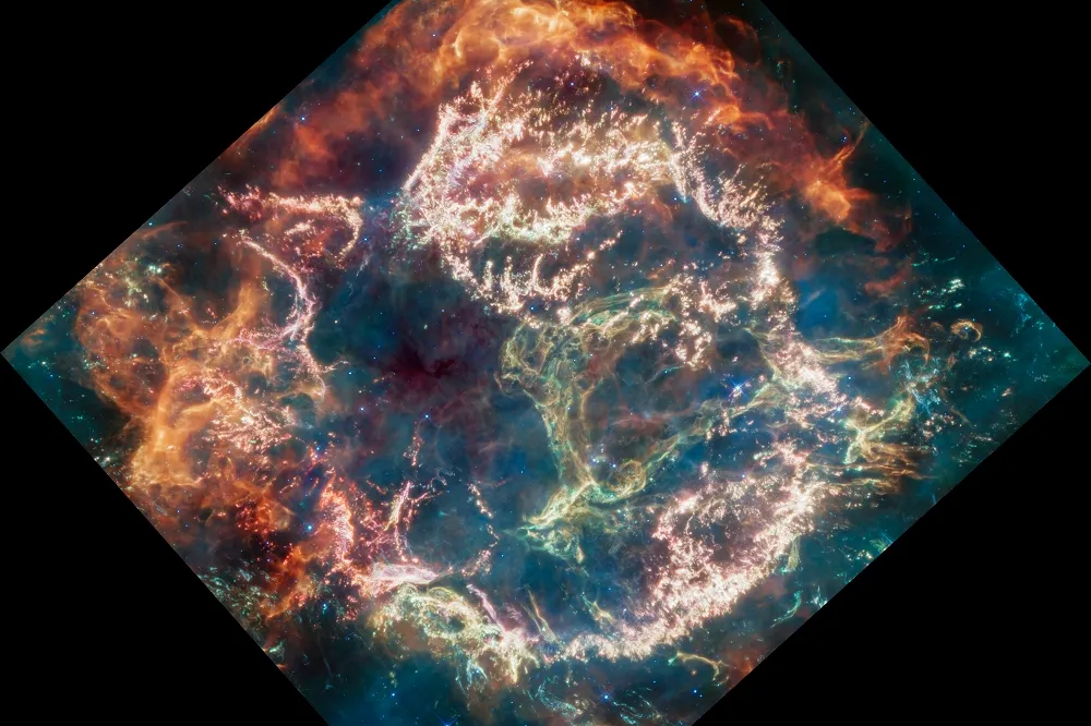 【有片】韋伯望遠鏡捕捉到「綠色怪物」　再揭仙后座A超新星爆炸細節