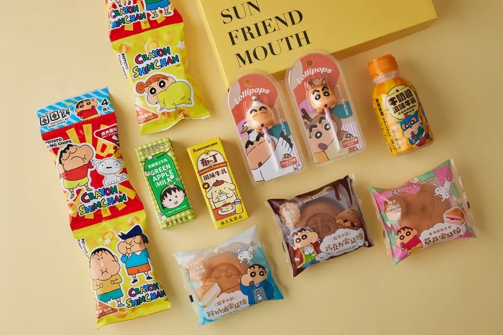 7-11 獨家販售！蠟筆小新大頭公仔棒棒糖、櫻桃小丸子風味牛乳、布丁狗零食串包等 8 款點心粉絲必收