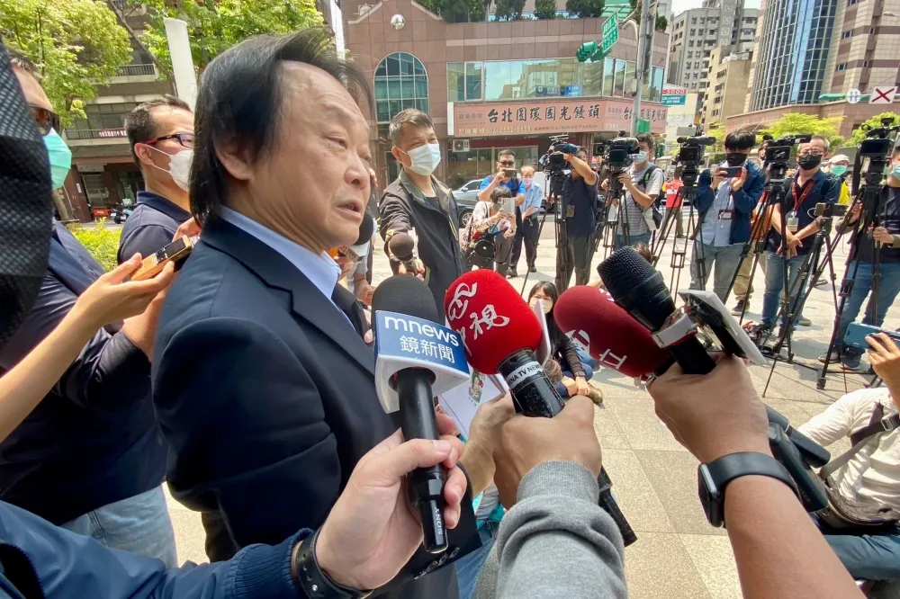 不忍了！赴警局提告40個粉專、社團　王世堅怒批：假訊息已經到荒唐的地步