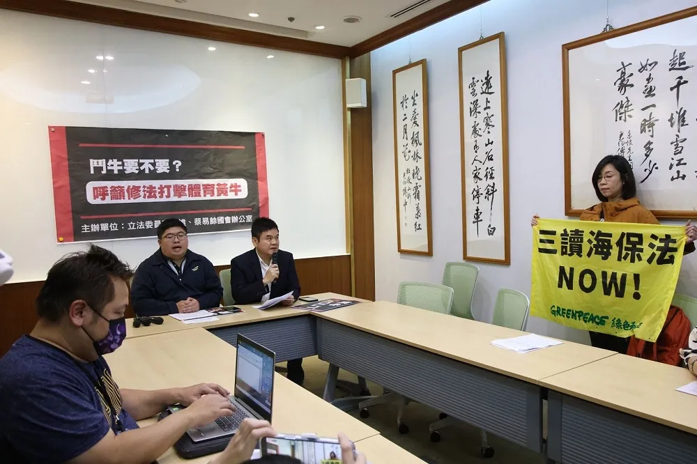 綠色和平施壓審「海保法」　先闖柯建銘辦公室、後鬧莊瑞雄記者會
