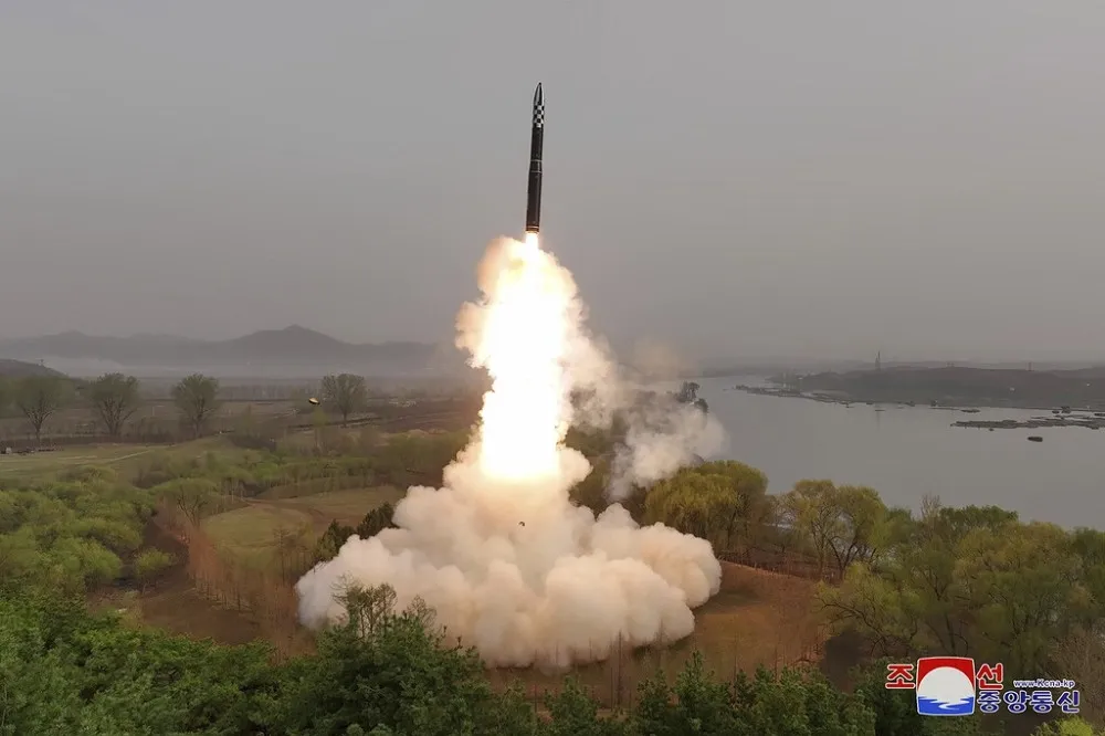 北韓宣布「火星-18」新型固體燃料洲際彈道飛彈試射成功　加劇朝鮮半島緊張情勢