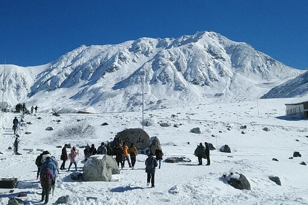 【有片】日本立山黑部正式開山　漫步20公尺高巨大雪廊
