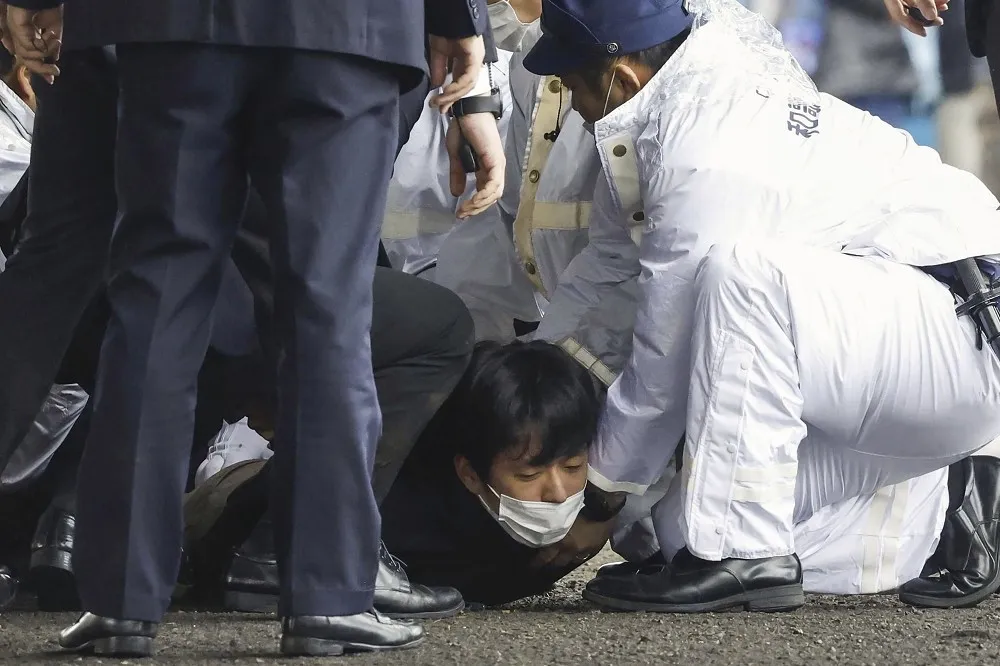 【有片】日相岸田文雄演講「突傳爆炸聲」遇襲　嫌犯身分曝光、扣押2件爆裂物