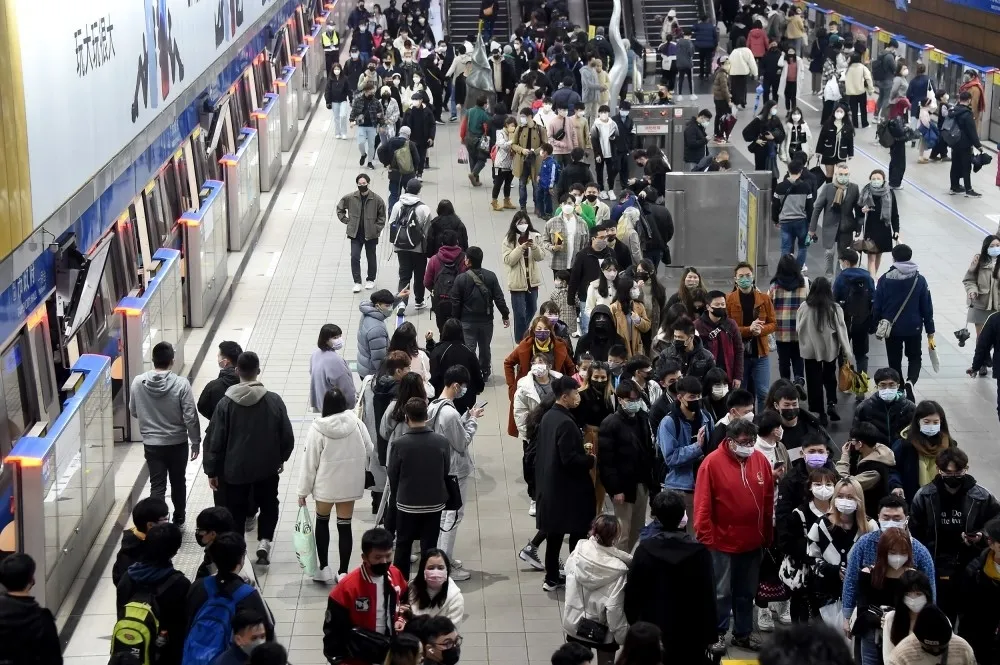 今起搭大眾交通工具可不戴口罩　首日9成搭車族還是戴緊緊