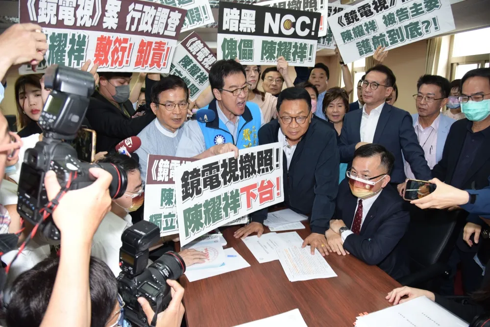 陳耀祥立院報告《鏡電視》案　國民黨團甲動高喊「下台、鏡電視撤照！」