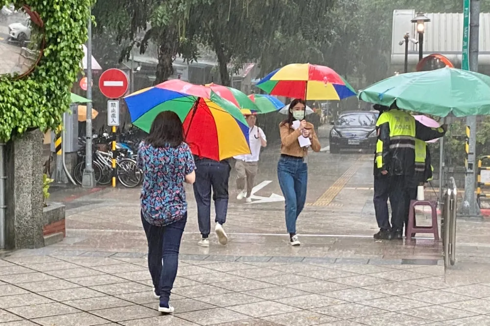 氣象局發布大雨特報　全台9縣市注意雷擊、強陣風