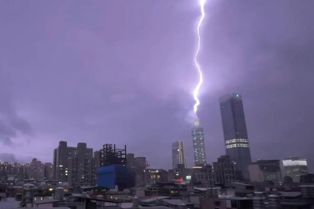 震撼畫面！超大條閃電擊中101頂端　網友：太壯觀了