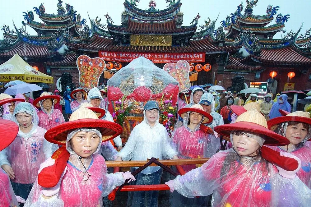 樂成宮「旱溪媽祖」繞境十八庄起駕　台中下起滂沱大雨