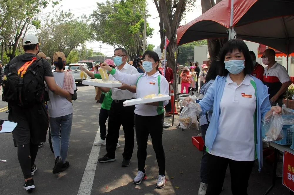 楓康超市熱心在地宗教盛事　大甲媽遶境主動服務顧客愛心捐贈