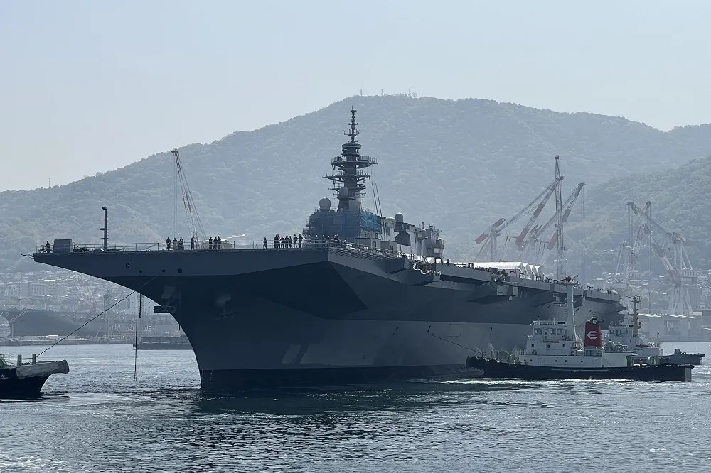 【有片】日本「加賀號」護衛艦方形艦艏改造完成　離開碼頭進行下一階段改裝