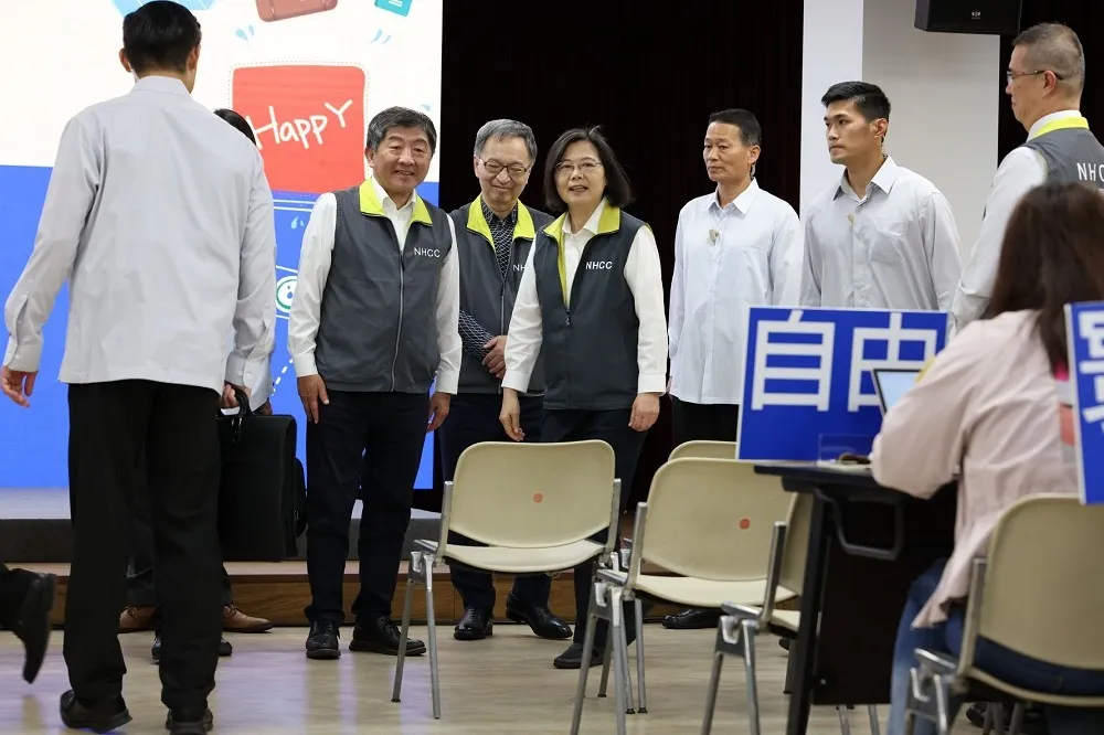 【防疫最終記者會】「第10次」來指揮中心感謝辛勞　蔡英文：防疫有挑戰、有溫馨