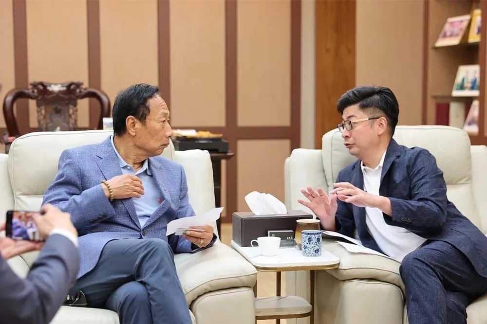 郭台銘赴彰化議會拔樁？　藍委謝衣鳳姐弟各挺侯、郭