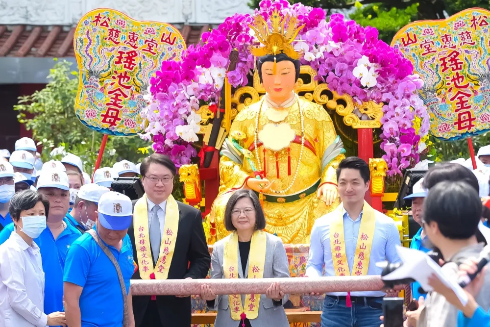 台北母娘遶境起駕扶轎　蔡英文邀全球觀光客來體驗多元文化慶典