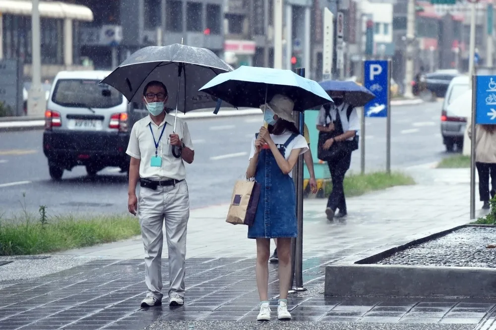 今晚又濕又冷溫度探18度　下周迎首波梅雨