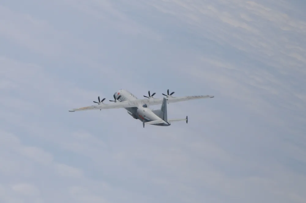 中國派7架次軍機、3軍艦擾台　運8技偵機竄我西南領域
