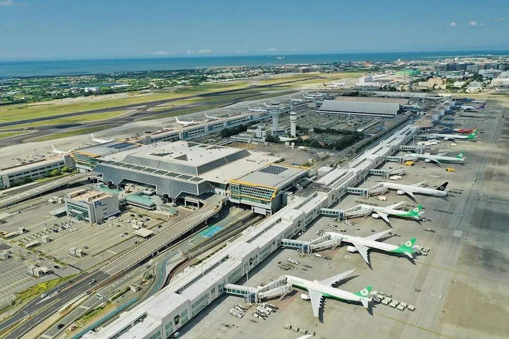 桃機又出包！地勤車貨物掉落砸到飛機引擎　桃園航勤：肇事者扣照1個月