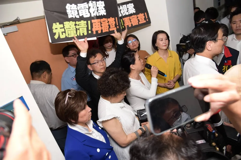 遭藍委靜坐堵人　主委陳耀祥「隔空主持」NCC決議延審《鏡電視》案