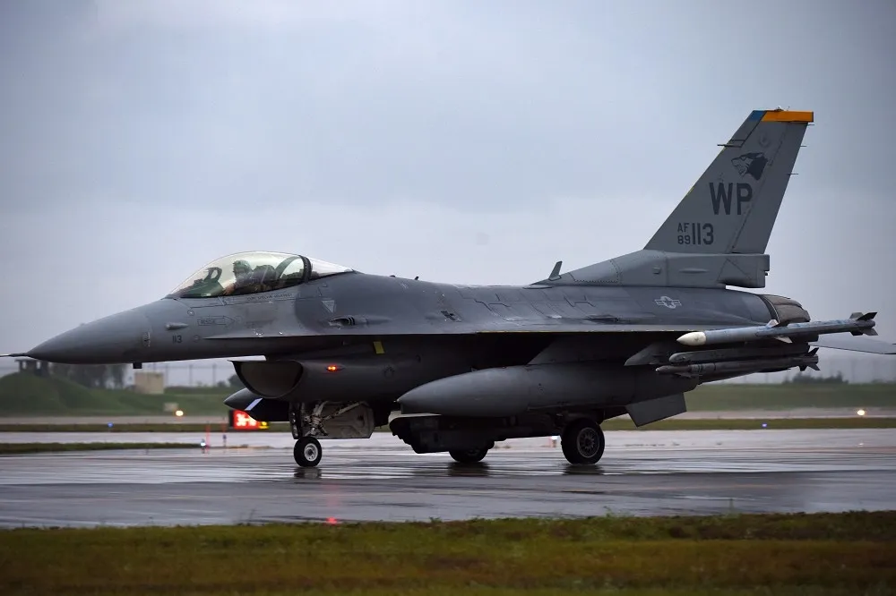 駐韓美軍F-16戰機發生墜毀事故　飛行員成功彈射逃生