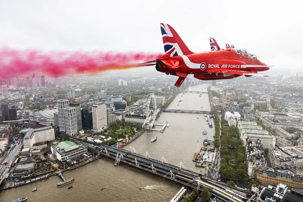 【有片】英王加冕天公不作美　剩皇家空軍「紅箭」衝場