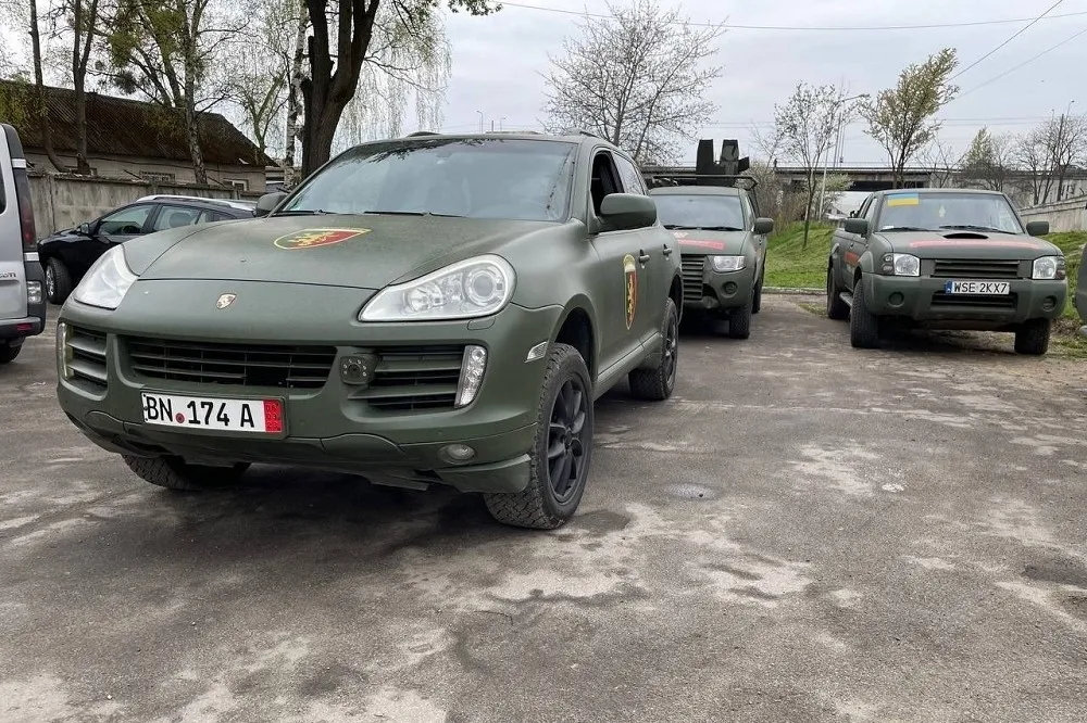 【有片】保時捷變戰車！　烏克蘭民間團體改裝車輛助抗俄