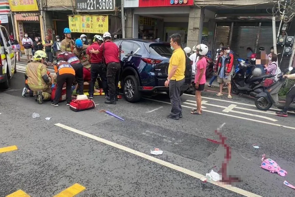 孕婦開車疑A柱死角遮視線　母女過馬路當場撞入車底3歲童亡