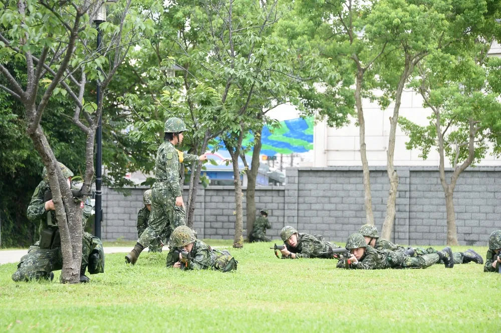 男女平等！首批女性教召14人戰鬥演訓　背槍行軍5公里