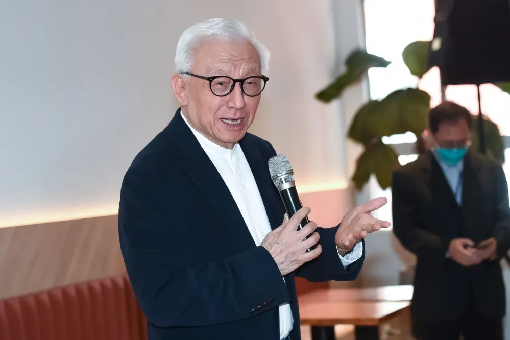 曹興誠親切稱郭台銘「老郭」　喊話：你身邊聚集一堆蠢人在顛倒是非