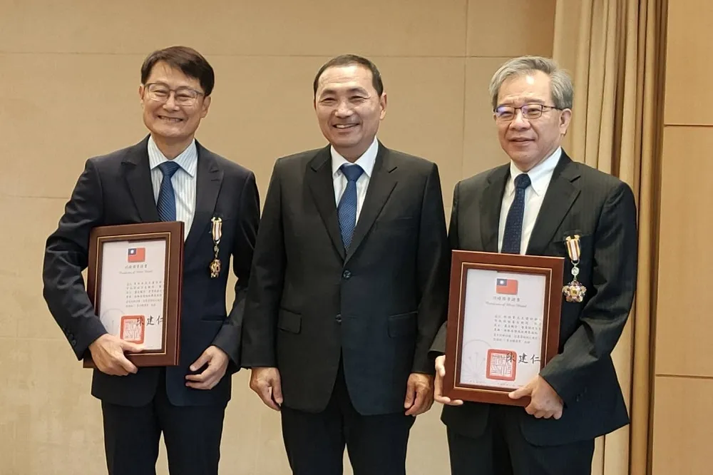 陳純敬、林祐賢榮獲行政院功績獎章　侯友宜市長代頒獎章表彰二人卓越貢獻