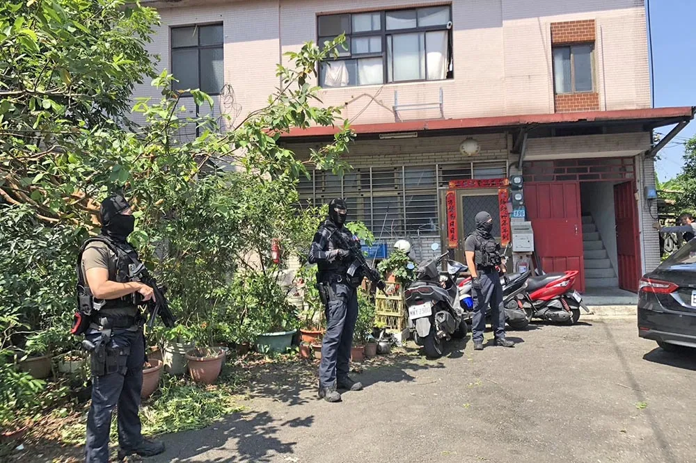 【攻堅片】新北市爆發警匪槍戰　嫌犯遭擊中腹部、大腿送醫急救