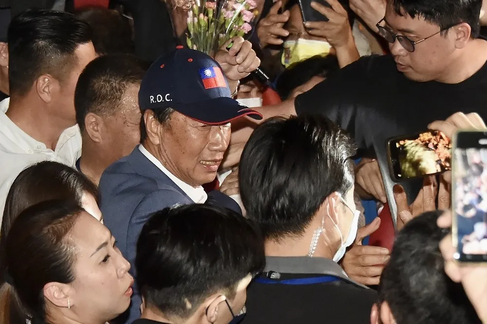 郭台銘台中造勢「大進場」150公尺走10分鐘　苗、中、雲、彰等縣市動員塞爆會場