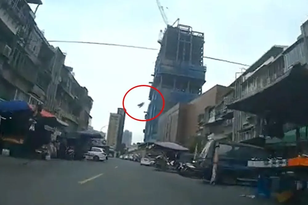 【驚險片】南港建案10樓「水管砸落」　2個月後工人跌落3層樓死亡